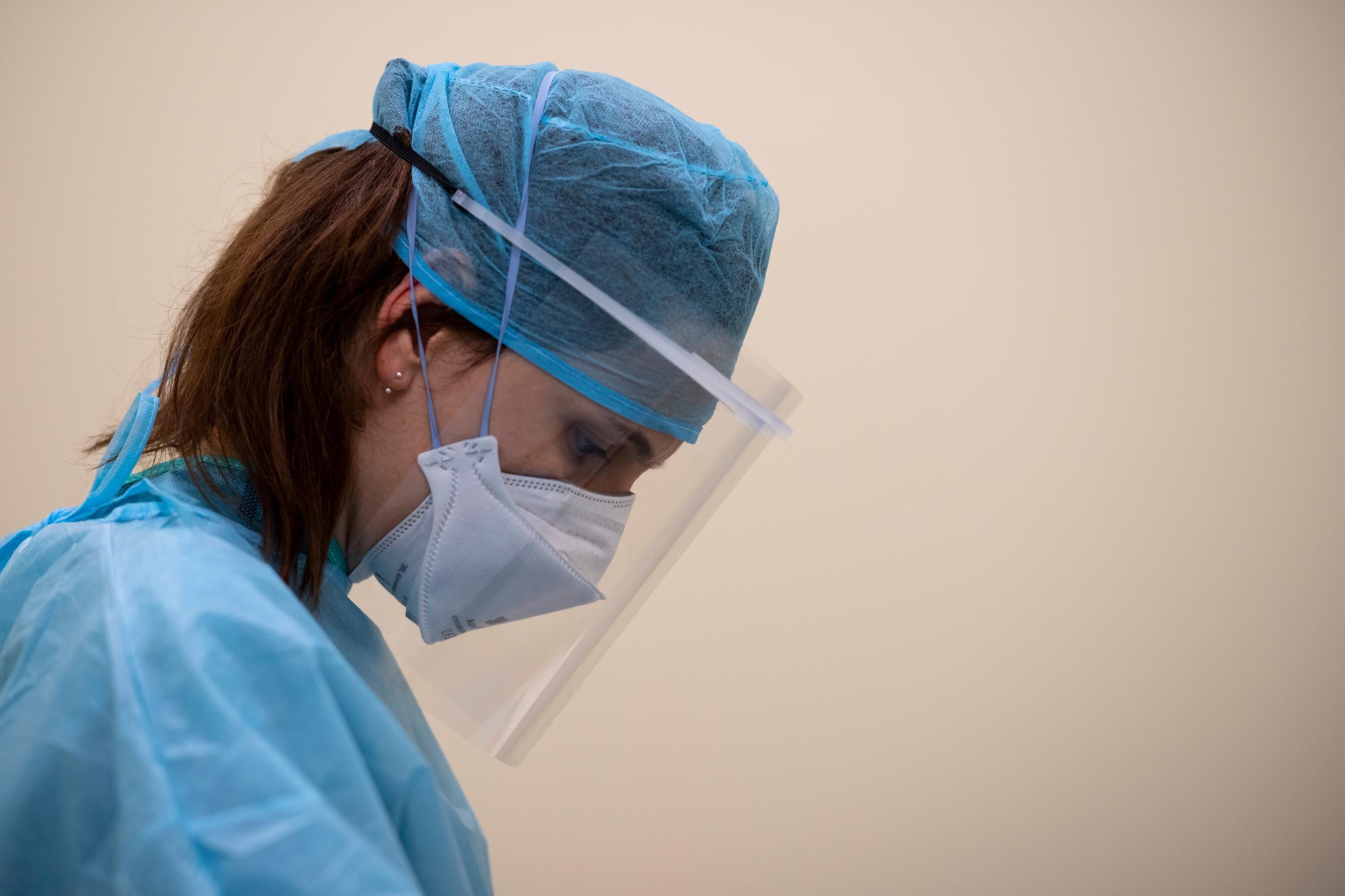 Trabajadora de la salud atiende a pacientes con covid-19 en España.