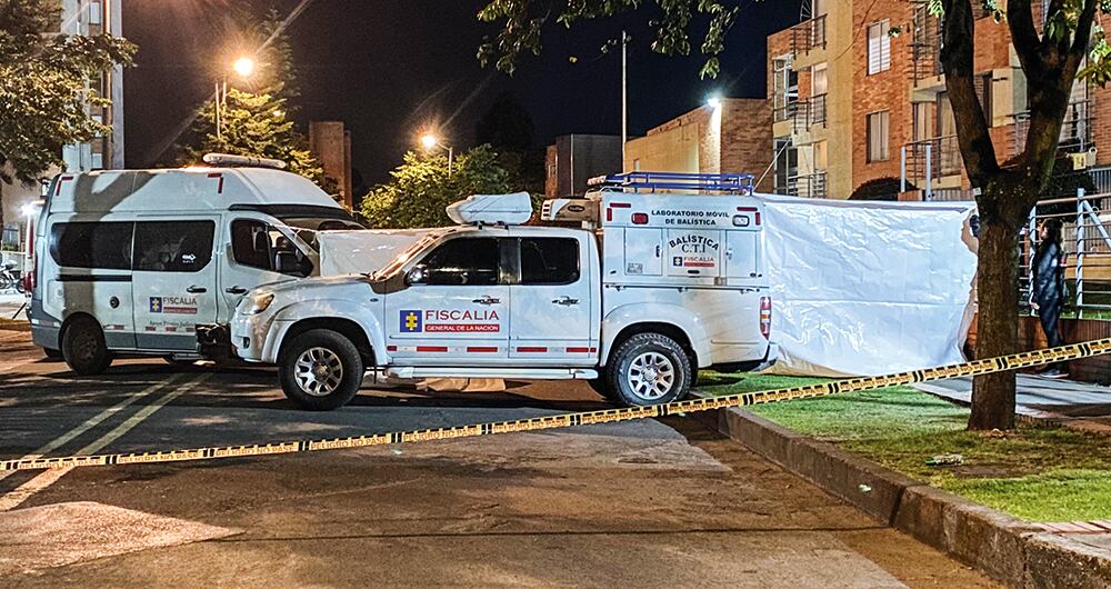  El conductor del coronel Óscar Dávila le dijo a la Fiscalía que fue a comprar una botella de agua para su jefe, de regreso al vehículo observó al oficial cuando se despidió, le agradeció por todo y se disparó en la cabeza.