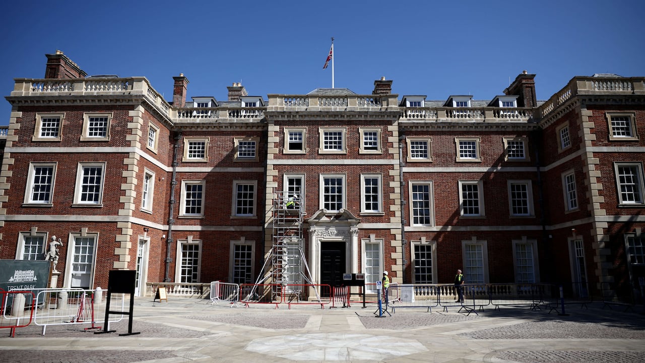 Durante la Segunda Guerra Mundial, Trent Park, una casa de campo al norte de Londres, se convirtió en un campo de prisioneros de guerra alemanes de alto rango. Ahora alberga el museo Trent Park House of Secrets, que destaca el papel del equipo de hablantes de alemán, en su mayoría refugiados judíos, que transcribieron fragmentos de las conversaciones interceptadas de los prisioneros.