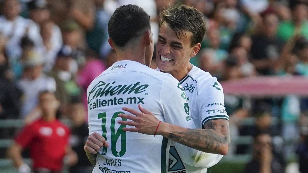 James Rodríguez abrazando a Nico Fonseca tras un gol en Club León