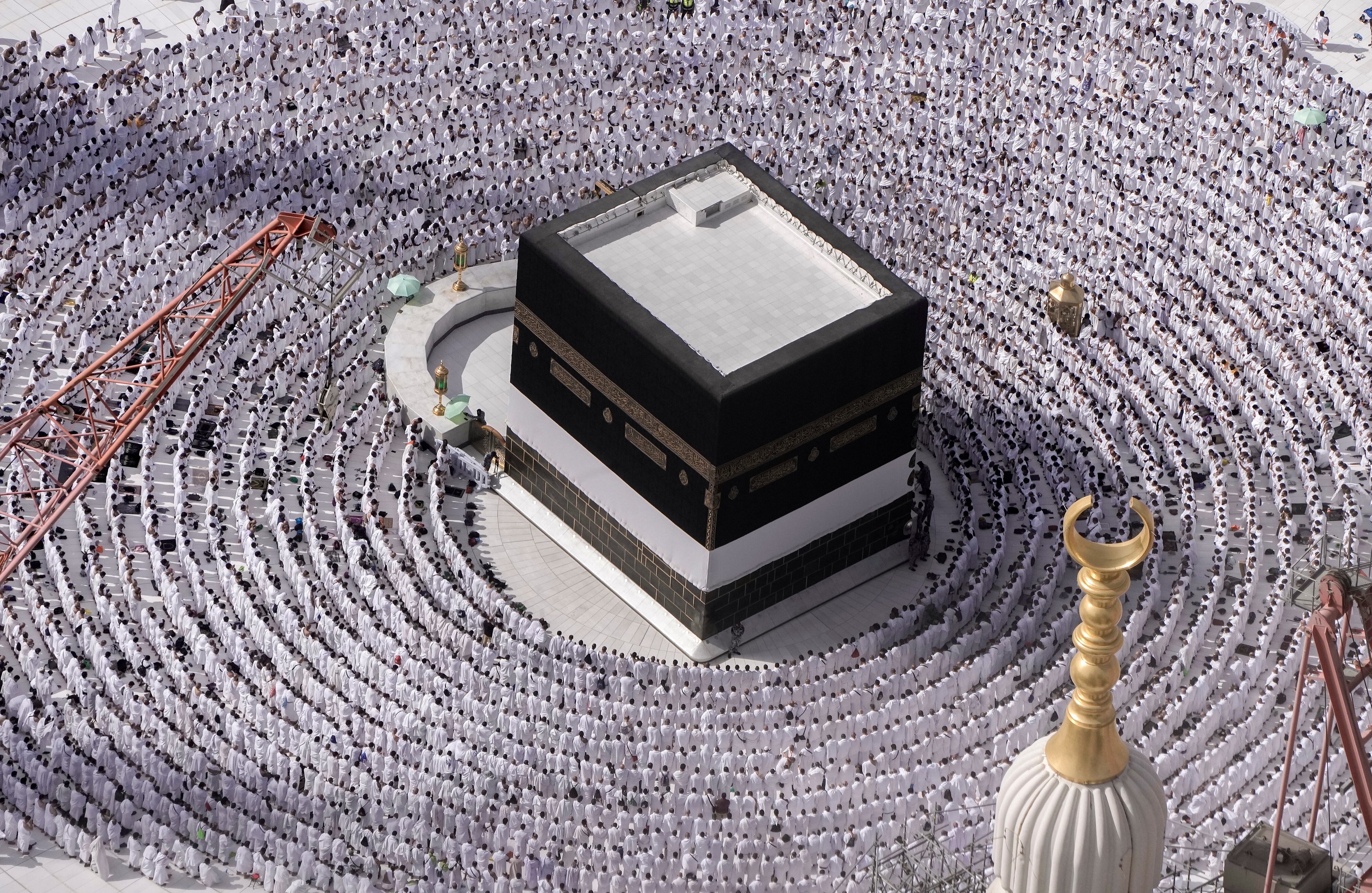 - Los peregrinos musulmanes rezan alrededor de la Kaaba, el edificio cúbico en la Gran Mezquita, durante la peregrinación anual del Hajj en La Meca, Arabia Saudita, el domingo 25 de junio de 2023. Los peregrinos musulmanes se reúnen en la ciudad santa de La Meca en Arabia Saudita para el Hajj más grande desde el La pandemia de coronavirus restringió severamente el acceso a uno de los cinco pilares del Islam. Foto: AP/Amr Nabil.