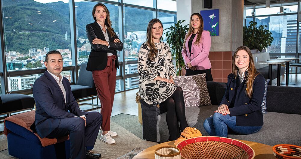 De izquierda a derecha:Gustavo Castellanos, gerente general de Kimberly-Clark Colombia y Ecuador; Natalia López, gerente legal y de asuntos corporativos; Lina Bedoya, líder de RGM; Lorena García, gerente de finanzas, y Natalia Augier, líder de comunicaciones. 