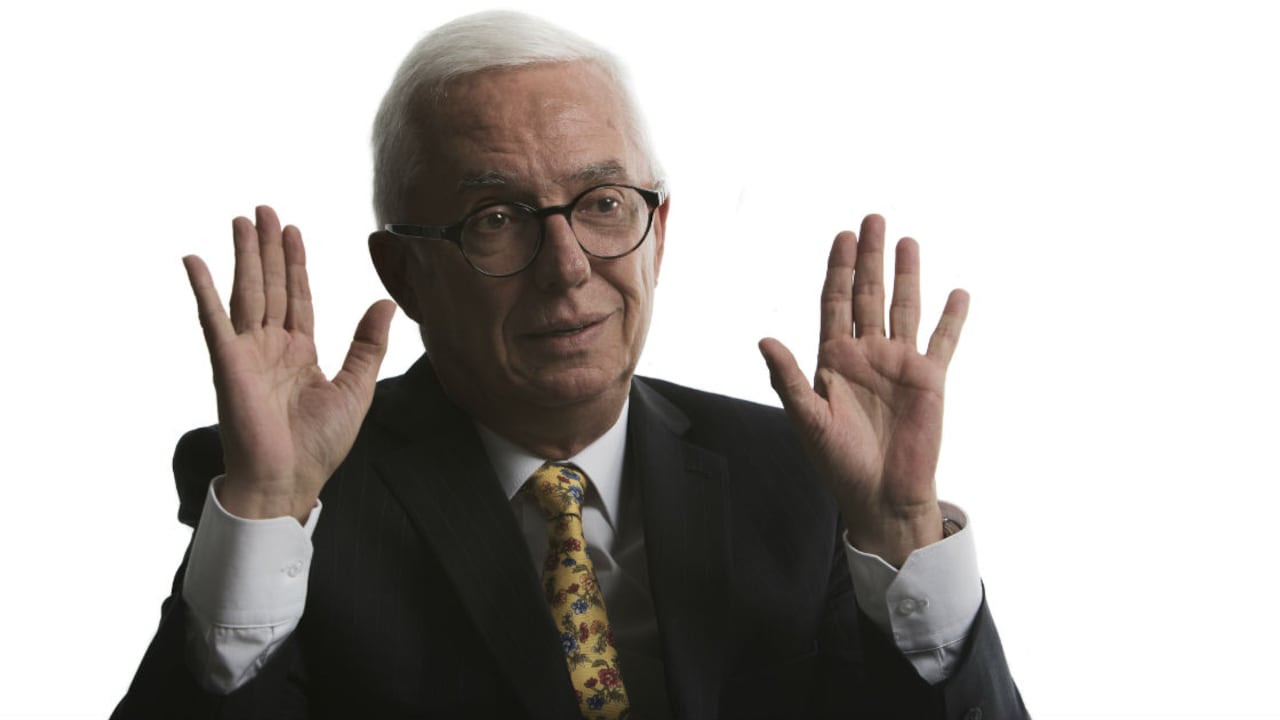 El senador señala que las medidas contra el operador celular más grande del país no han dado todavía los resultados necesarios.