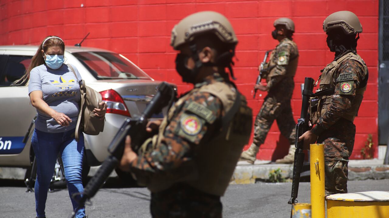 Soldados vigilan un puesto de control a la entrada de la comunidad de Las Palmas, un barrio que se supone que está bajo el control de la pandilla Barrio 18 en San Salvador, El Salvador, el domingo 27 de marzo de 2022. (AP Photo/Salvador Melendez)