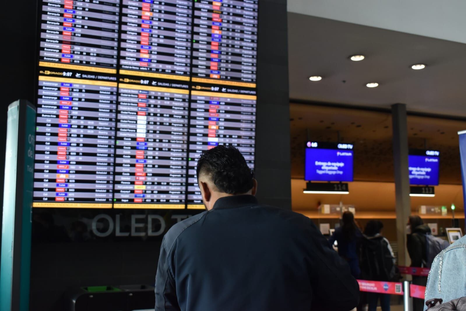 Crisis de pasajeros en el aeropuerto El Dorado