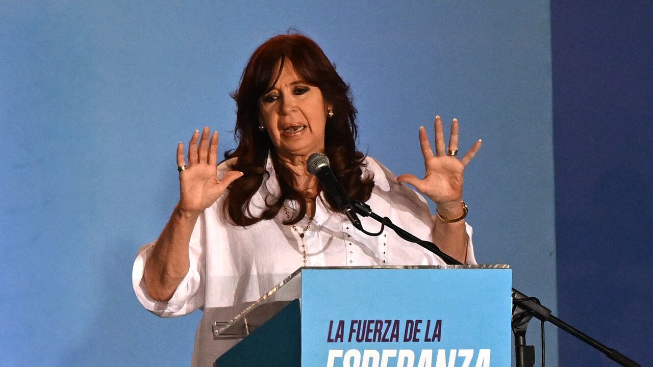 Kirchner, de 70 años, evocó una frase de su fallecido marido, el expresidente Néstor Kicrhner (2003-2007), para referirse al acuerdo con el Fondo: “Los muertos no pagan deudas”, lanzó. Photo by Luis ROBAYO / AFP)