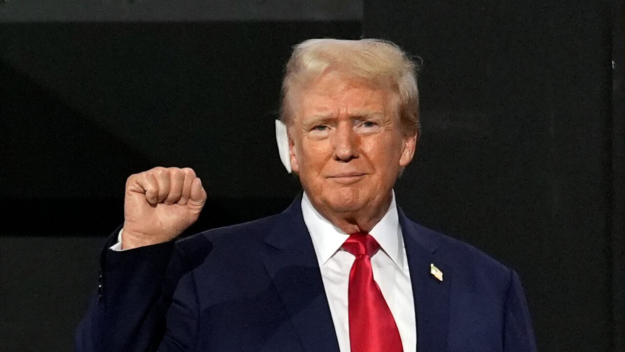 El candidato presidencial republicano, el expresidente Donald Trump, asiste al primer día de la Convención Nacional Republicana, el lunes 15 de julio de 2024, en Milwaukee. (Foto AP/Carolyn Kaster).