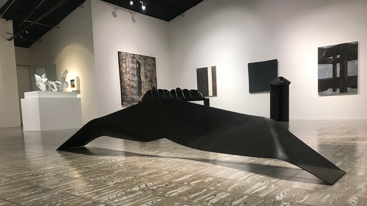 Imagen de la exposición "Geometrías y abstracciones. Homenaje a Negret." Cortesía de la Galería Elvira Moreno