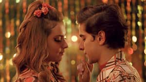 Francisca Estévez y Emmanuel Restrepo en la escena de la fiesta.