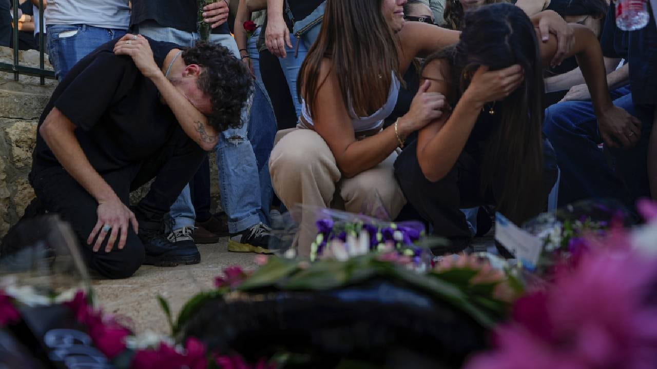 Israelíes junto a la tumba de Maya Puder, de 25 años, durante su funeral el jueves 12 de octubre de 2023.