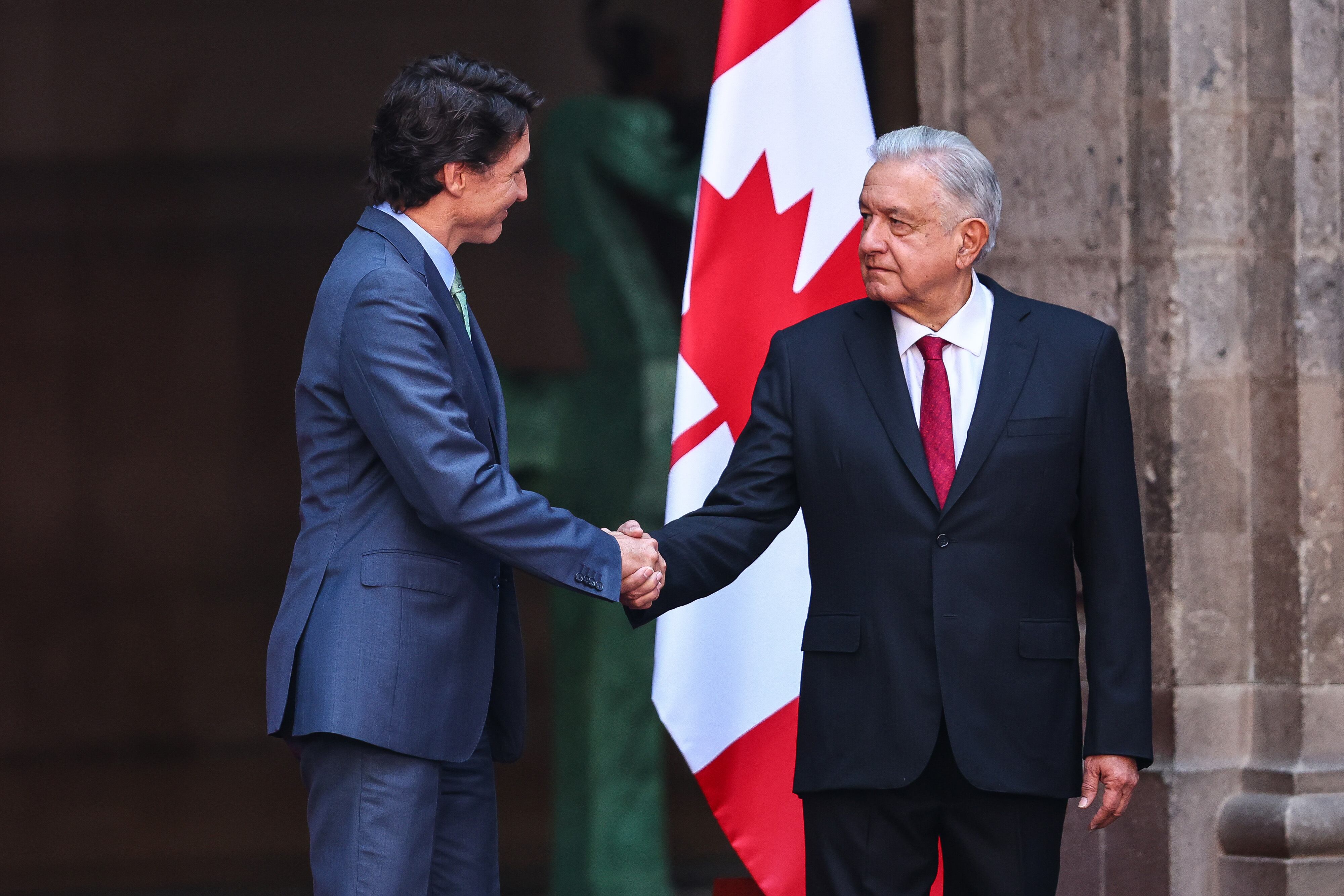 Justin Trudeau (L), primer ministro de Canadá, se da la mano con Andrés Manuel López Obrador (R), presidente de México