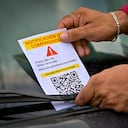 Las autoridades de Bogotá alertaron sobre una modalidad de estafa en la que se usan volantes con códigos QR falsos en los vehículos para robar datos bancarios y extorsionar a los conductores.