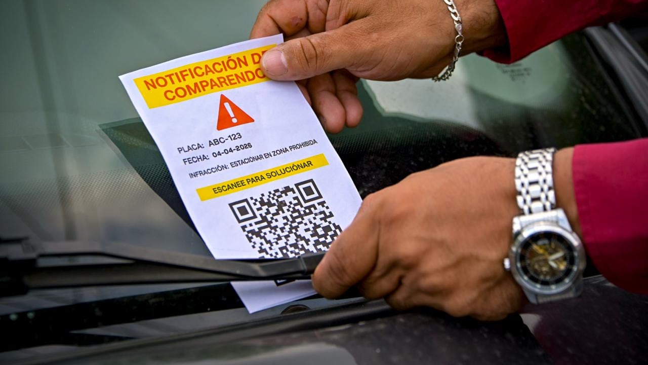 Las autoridades de Bogotá alertaron sobre una modalidad de estafa en la que se usan volantes con códigos QR falsos en los vehículos para robar datos bancarios y extorsionar a los conductores.