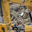 Maquinaria pesada trabaja entre los escombros para facilitar las labores de remoción en las zonas más afectadas por el terremoto.