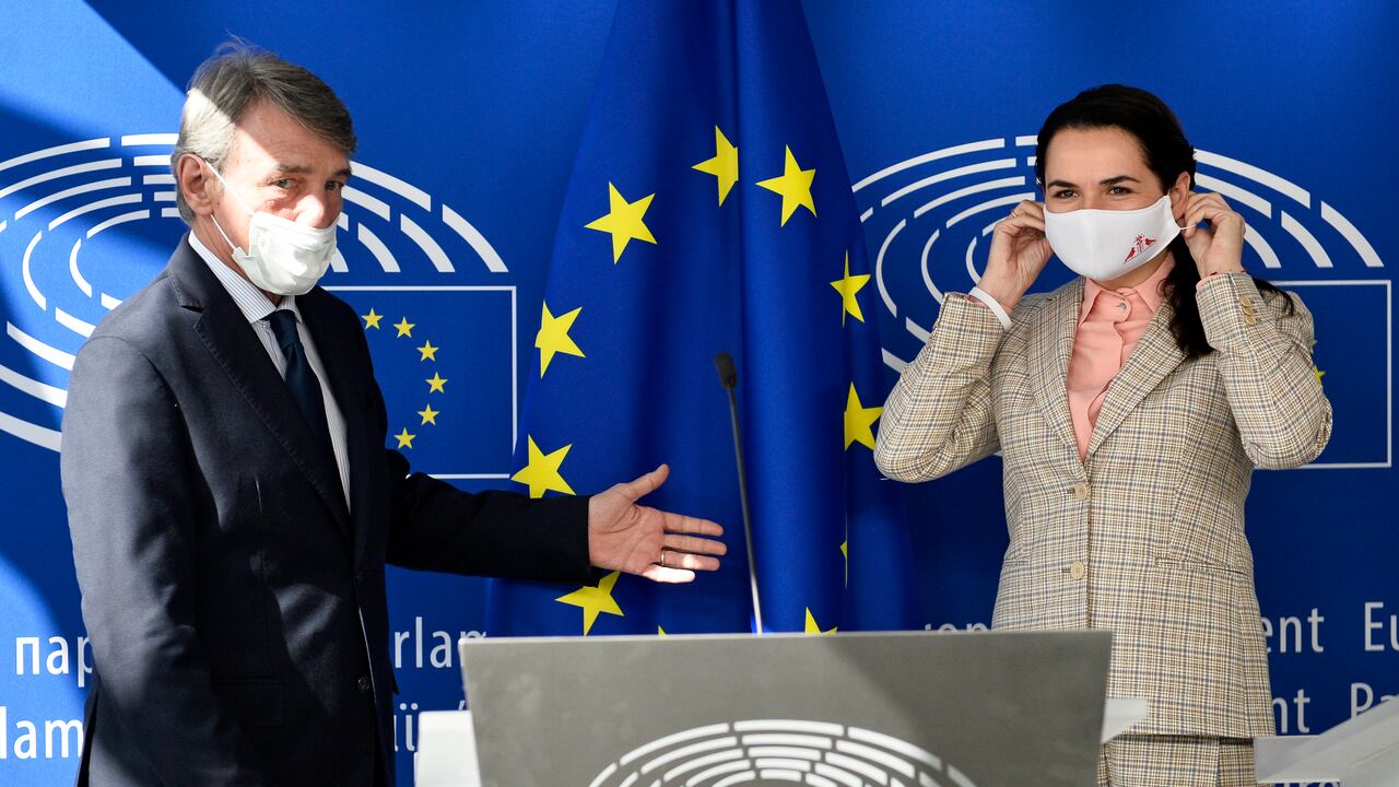 La líder de la oposición bielorrusa, Sviatlana Tsikhanouskaya, a la derecha, y el presidente del Parlamento Europeo, David Sassoli