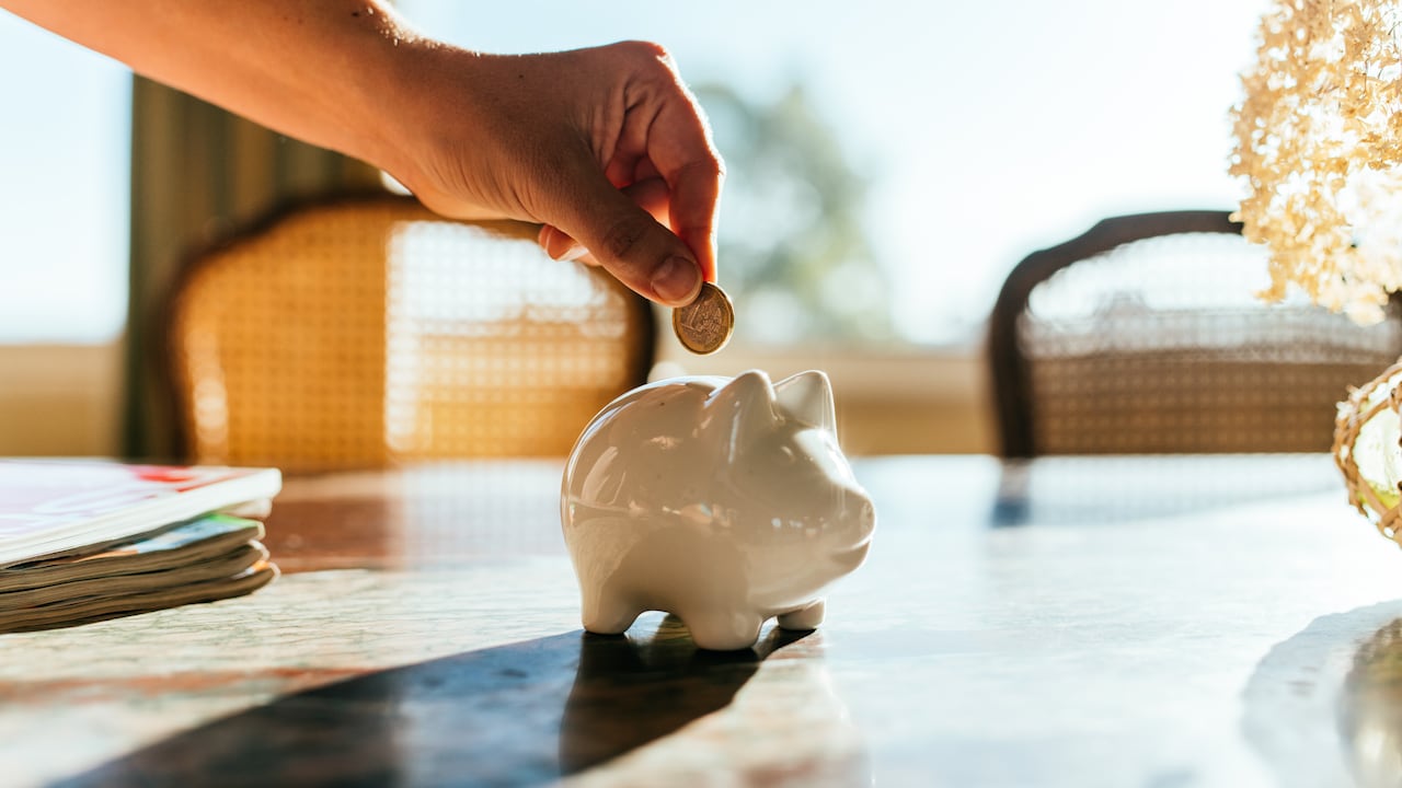 Hoy gastar dinero puede tomar segundos desde el celular; ahorrar, en cambio, sigue siendo una de las decisiones más difíciles para muchos jóvenes.