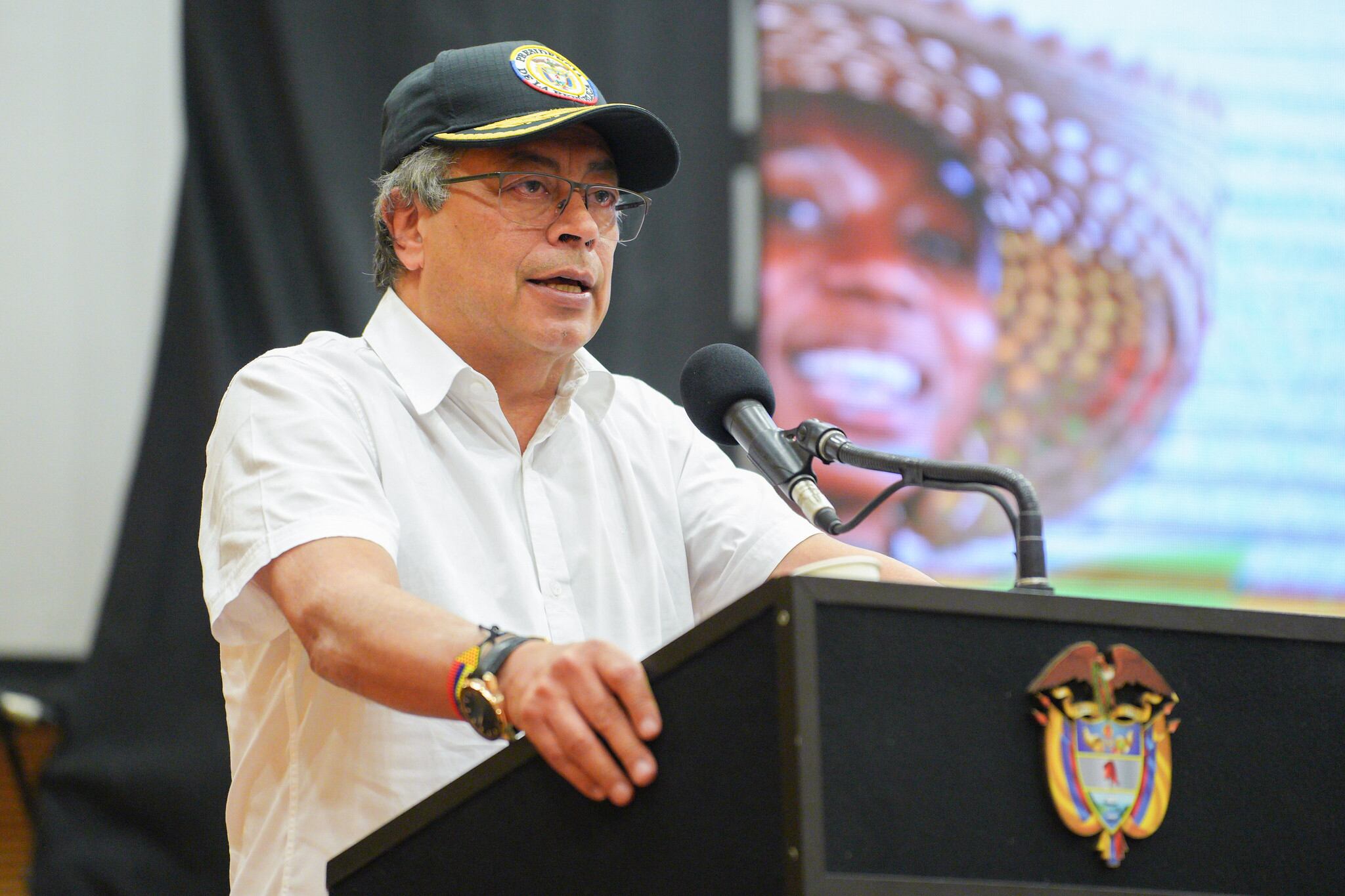 La comunidad le reclamó al mandatario, según ellos, por retirarse sin escucharlos.