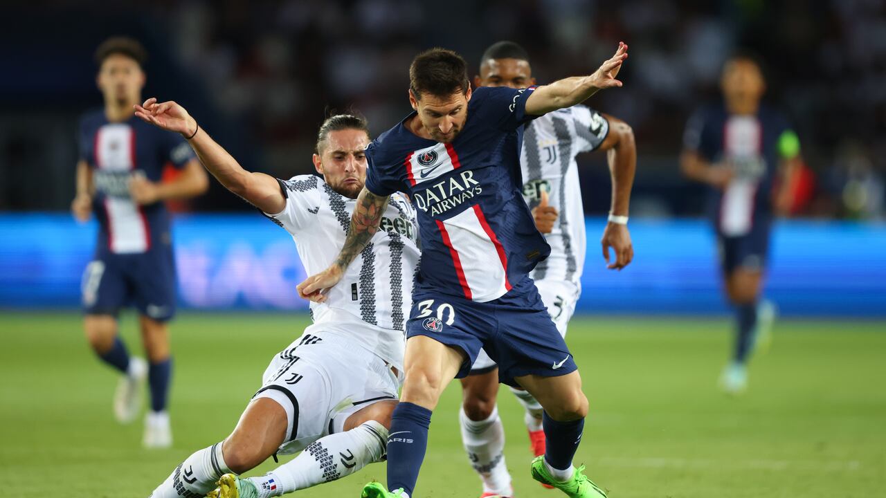 Lionel Messi en la lucha por un balón en juego de Champions League.
