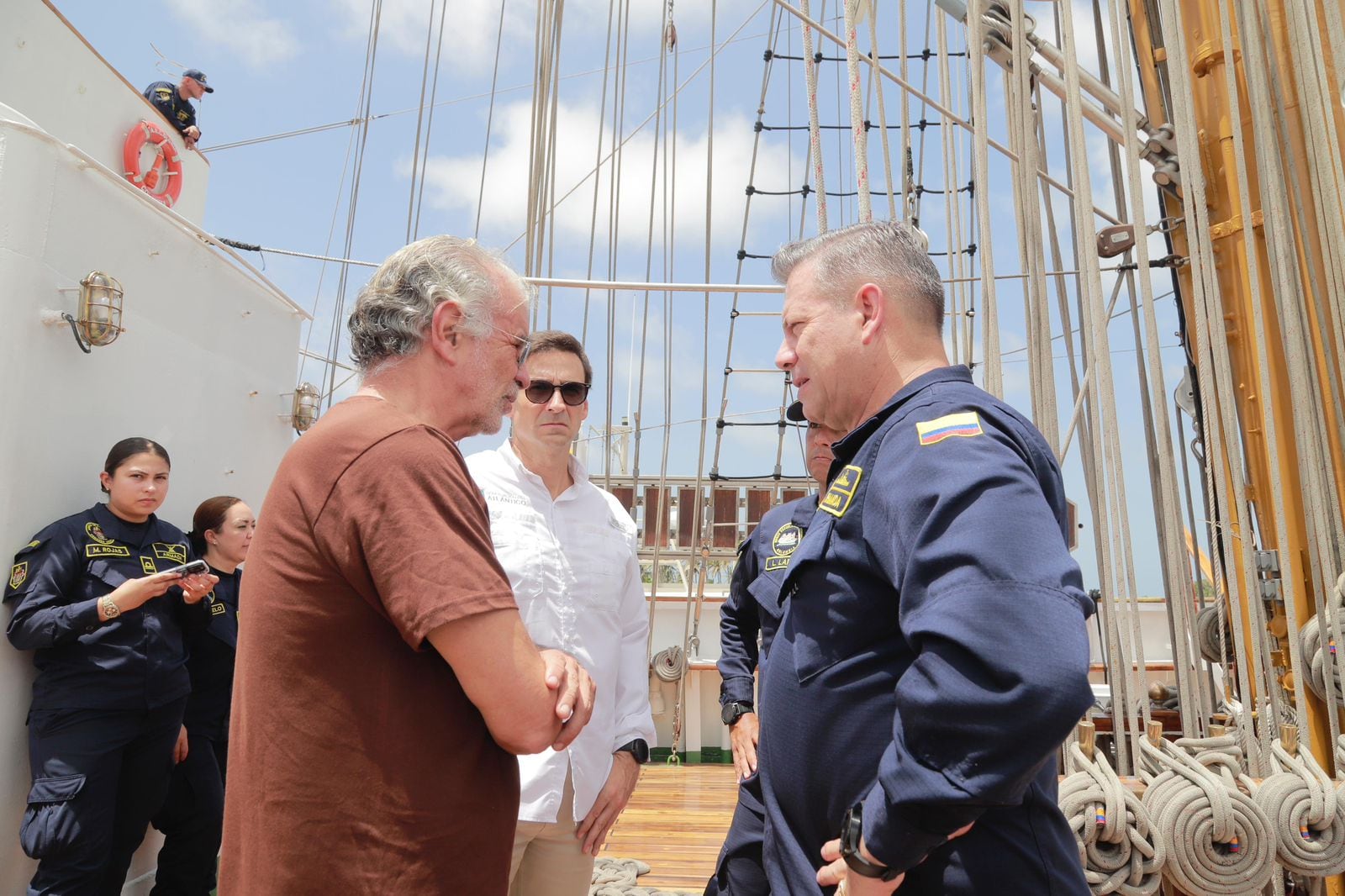 Gobernador del Atlántico, Eduardo Verano, y el comandante de la Armada Nacional, vicealmirante Juan Ricardo Rozo Obregón.