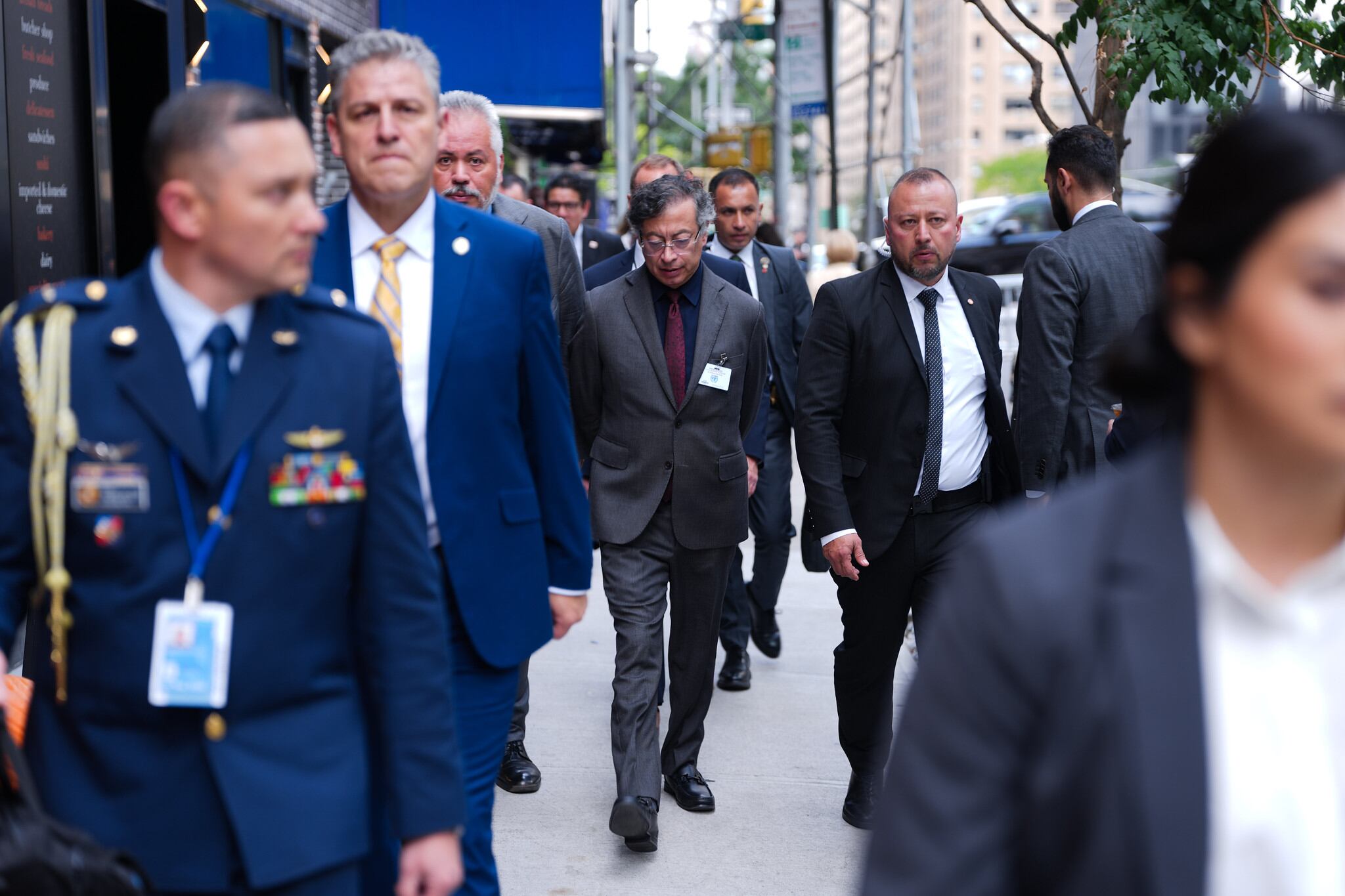El presidente, Gustavo Petro, caminando por las calles de Nueva York (Estados Unidos), el 22 de septiembre de 2025. Lo acompañó Angie Rodríguez, directora del Departamento Administrativo de la Presidencia (Dapre), además de su esquema de seguridad