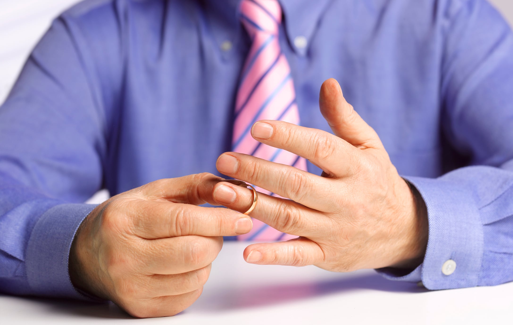 Según ChatGPT, en el año 2050 las personas preferirán no estar casadas para evitar compromisos que no desean tener.