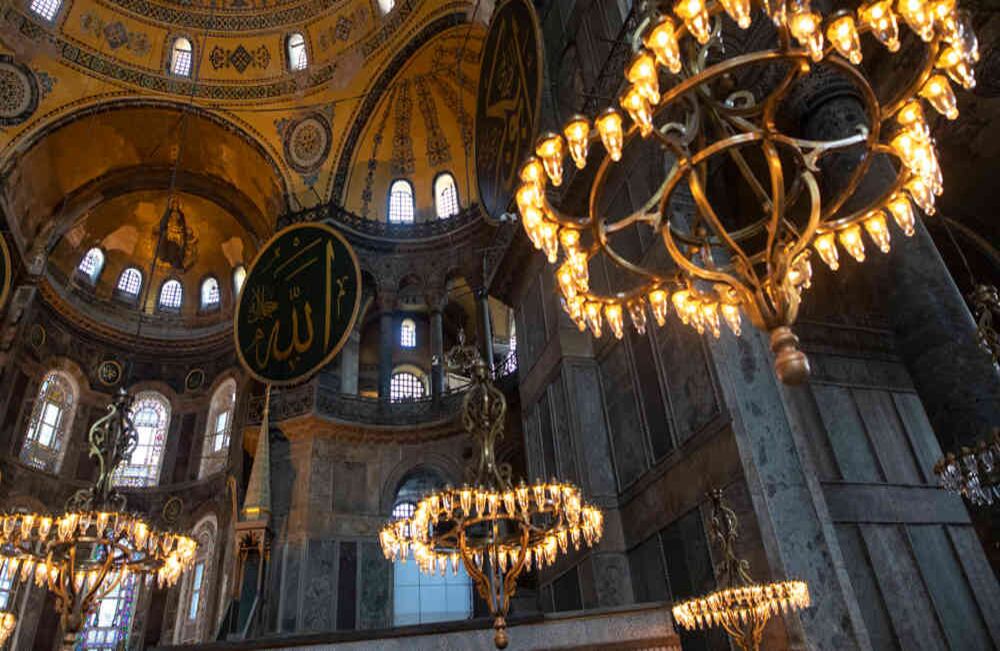 Candelabros de hierro forjado adornan los techos del museo de Santa Sofía, que es el más visitado de Estambul.