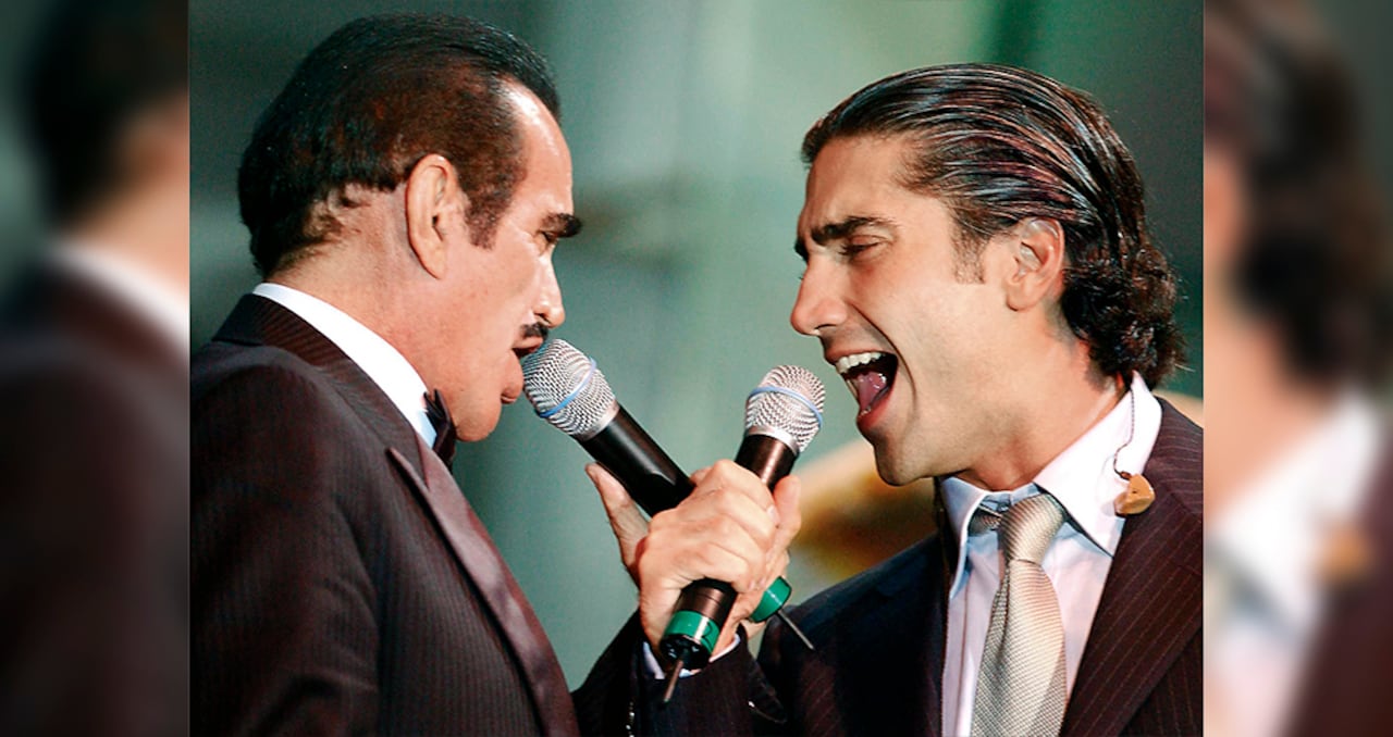 Vicente Fernández (izquierda) y su hijo Alejandro durante un dueto que hicieron en la gala de The Latin Recording Academy, que se realizó en tributo a su carrera en septiembre de 2002.