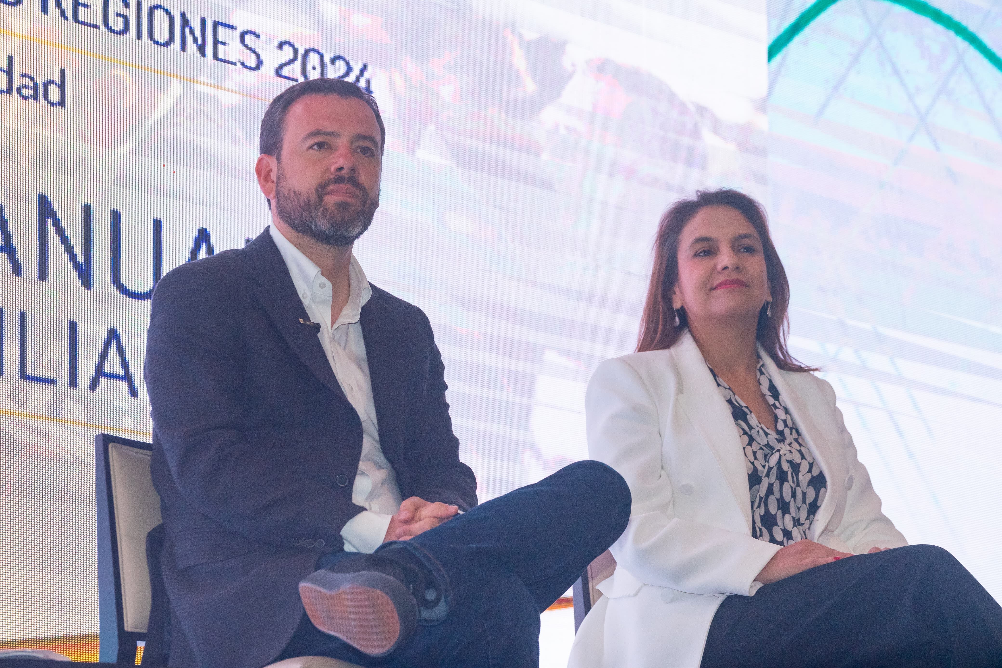 Alcalde Carlos Fernando Galán y la secretaria Distrital de Hábitat, Vanessa Velasco