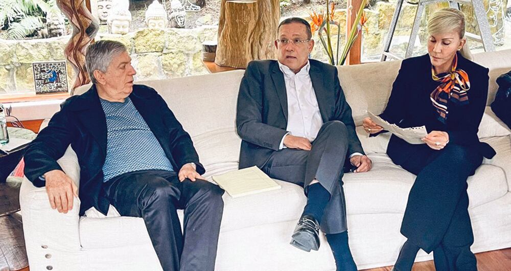  Los líderes de los partidos Liberal, Conservador y La U se asesoraron de técnicos para evaluar la reforma a la salud y hacer propuestas de mejora, las cuales no fueron tenidas en cuenta por la ministra Corcho. El evento con el que se oficializó la radicación de la reforma a la salud no fue suficiente para pavimentar su paso por el Congreso.