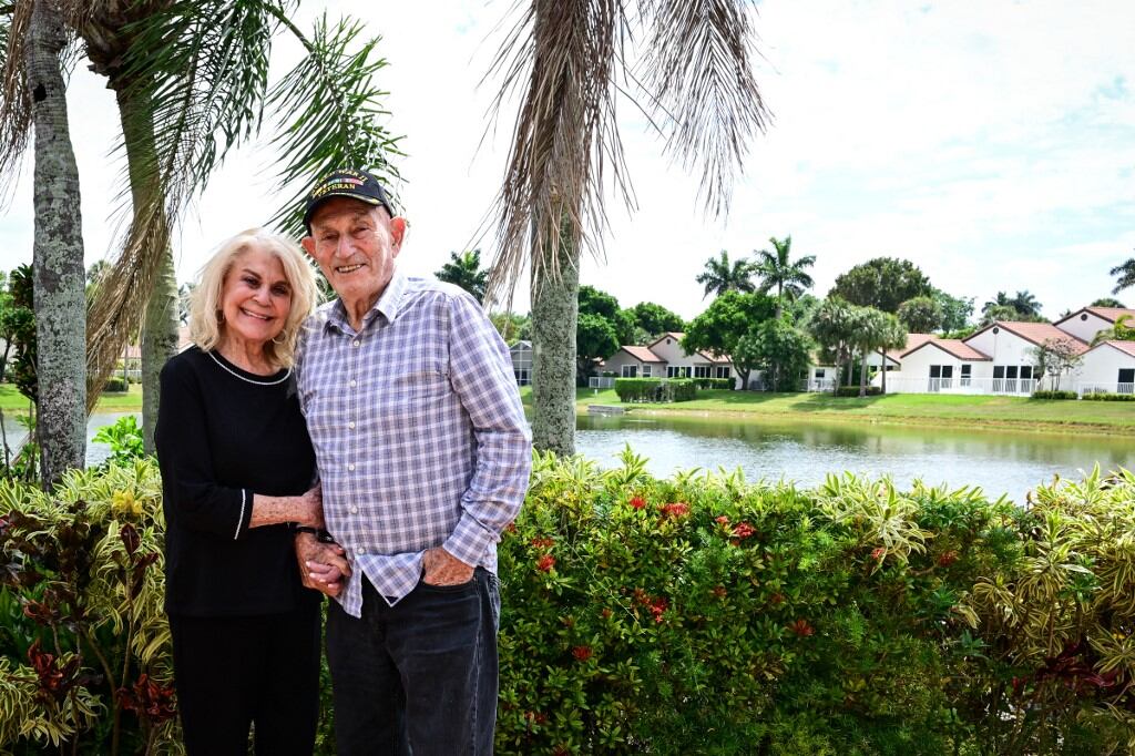 El veterano de la Segunda Guerra Mundial Harold Terens, de 100 años, y su prometida Jeanne Swerlin, de 96, posan para una fotografía durante una entrevista, el 3 de abril de 2024, en Boca Raton, Florida. Los estadounidenses Harold Terens y Jeanne Swerlin prometen que su noviazgo es "mejor que Romeo y Julieta": él tiene 100 años, ella 96 y se casarán el próximo mes en Francia, donde el futuro novio sirvió durante la Segunda Guerra Mundial. (Foto de GIORGIO VIERA / AFP)