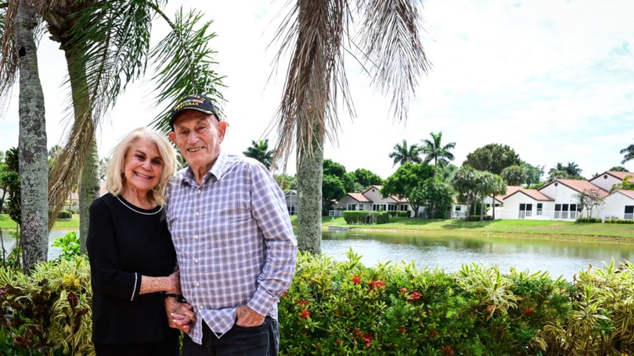 El veterano de la Segunda Guerra Mundial Harold Terens, de 100 años, y su prometida Jeanne Swerlin, de 96, posan para una fotografía durante una entrevista, el 3 de abril de 2024, en Boca Raton, Florida. Los estadounidenses Harold Terens y Jeanne Swerlin prometen que su noviazgo es "mejor que Romeo y Julieta": él tiene 100 años, ella 96 y se casarán el próximo mes en Francia, donde el futuro novio sirvió durante la Segunda Guerra Mundial. (Foto de GIORGIO VIERA / AFP)