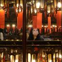 Los fieles rezan frente a las linternas durante las celebraciones del Año Nuevo lunar en el templo de Man Mo en Hong Kong el martes 1 de febrero de 2022. Foto AP/Vincent Yu