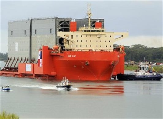 La escasez de lluvias ha obligado al canal de Panamá a reducir el calado de los buques que atraviesan la vía interoceánica, en medio de una crisis por el abastecimiento de agua que amenaza el futuro de esta importante ruta marítima.