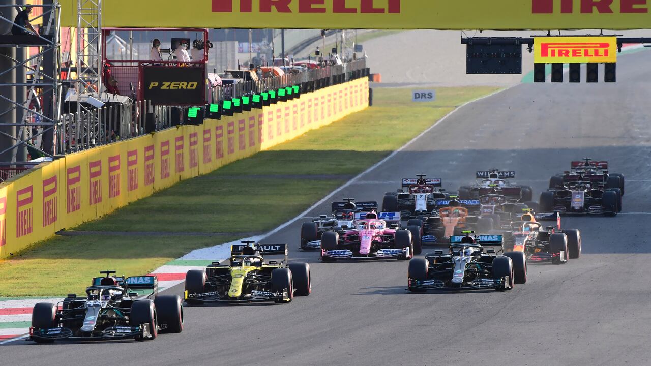 El piloto de Mercedes Lewis Hamilton de Gran Bretaña, a la izquierda, conduce su auto después de la tercera salida durante el Gran Premio de Fórmula Uno de Toscana, en el circuito de Mugello en Scarperia, Italia, el domingo 13 de septiembre de 2020 (Jennifer Lorenzini, AP).
