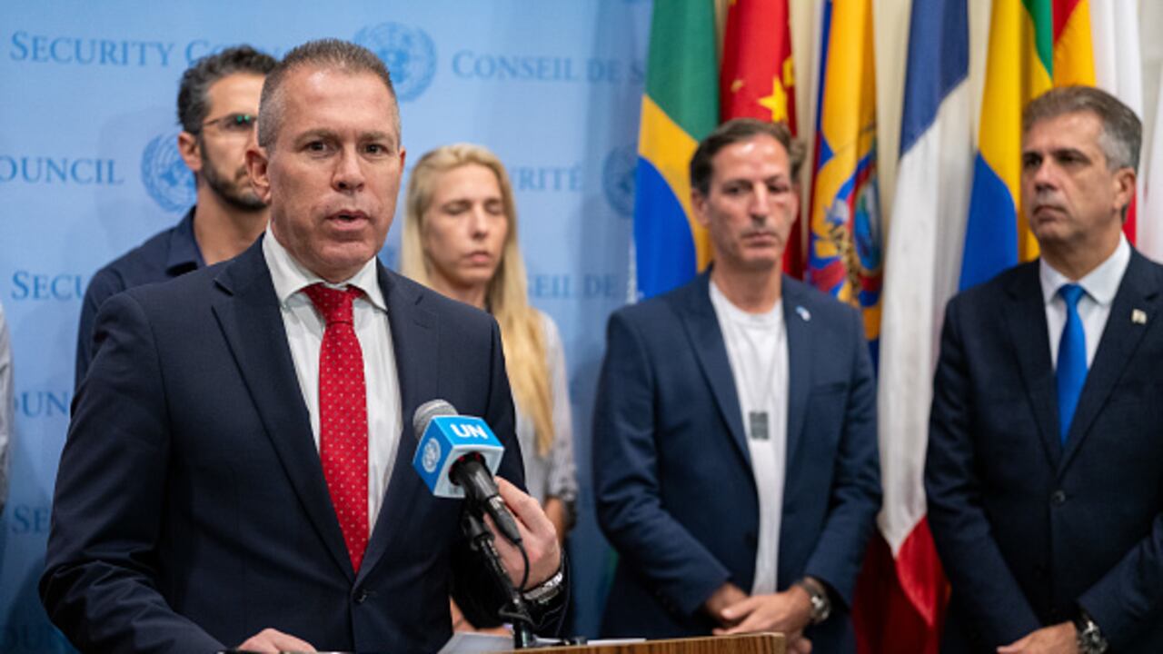 A las críticas se sumó el ministro de Exteriores israelí, Eli Cohen, quien preguntó a Guterres "en qué mundo vive" y sostuvo que Israel no sólo tiene "el derecho a defenderse", sino también un "deber", puesto que siente que está librando una guerra en nombre del "mundo libre". Posteriormente, anunció que no se reunirá con Guterres como gesto de protesta. (Photo by David Dee Delgado/Getty Images)