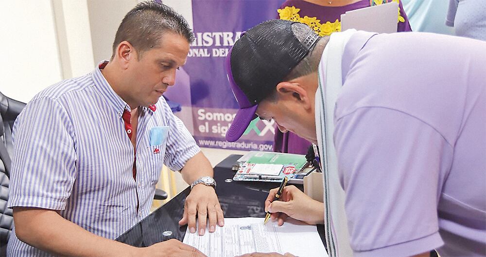  Samuel Santander Lopesierra, conocido como el Hombre Marlboro, aspira a la alcaldía de Maicao, en La Guajira. Chats de Day Vásquez confirman su cercanía con Nicolás Petro. 