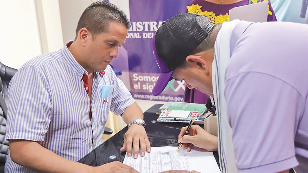 Samuel Santander Lopesierra, conocido como el Hombre Marlboro, aspira a la alcaldía de Maicao, en La Guajira. Chats de Day Vásquez confirman su cercanía con Nicolás Petro.