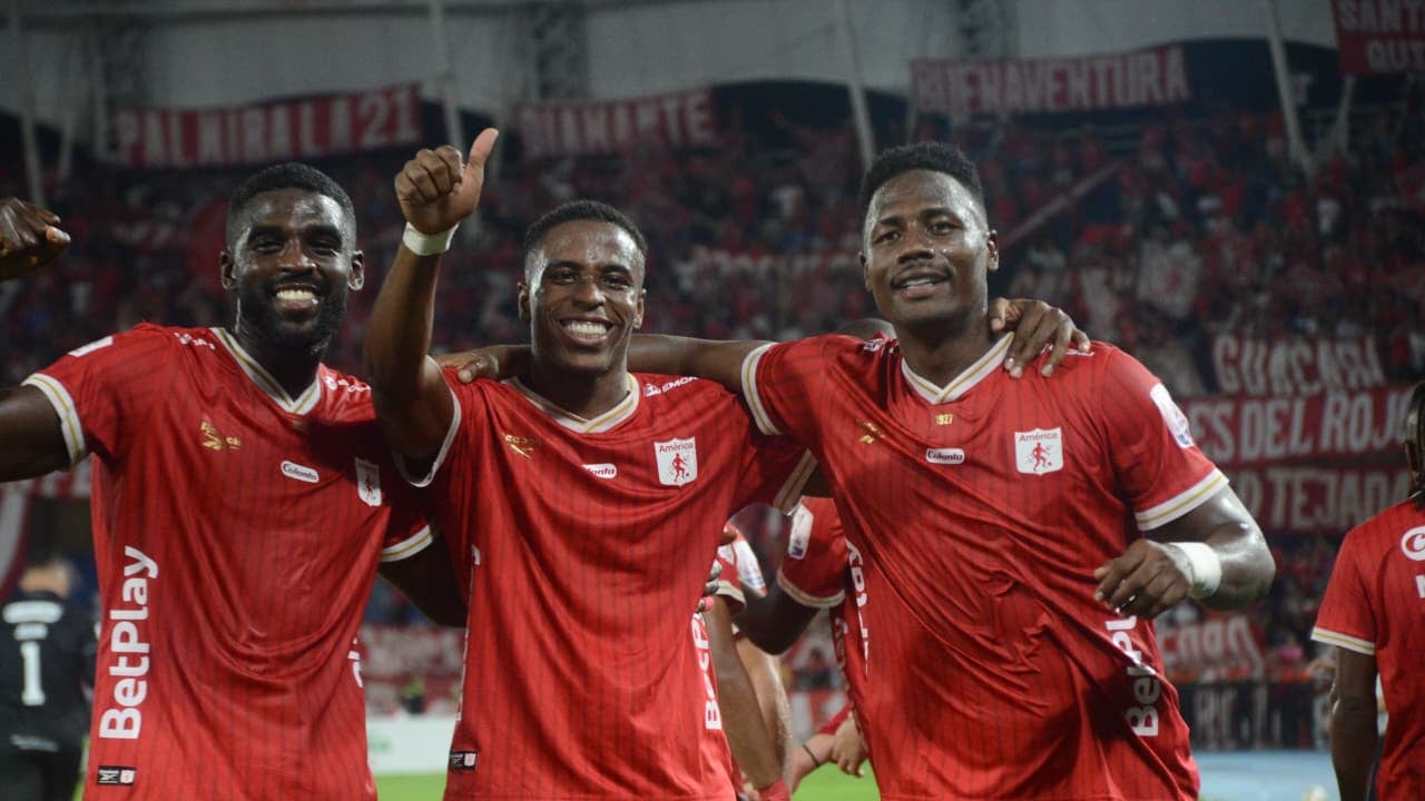 Cristian Tova (izq.), Jane Lucumí (cent.), festejan la anotación de Danny Rosero (der.).