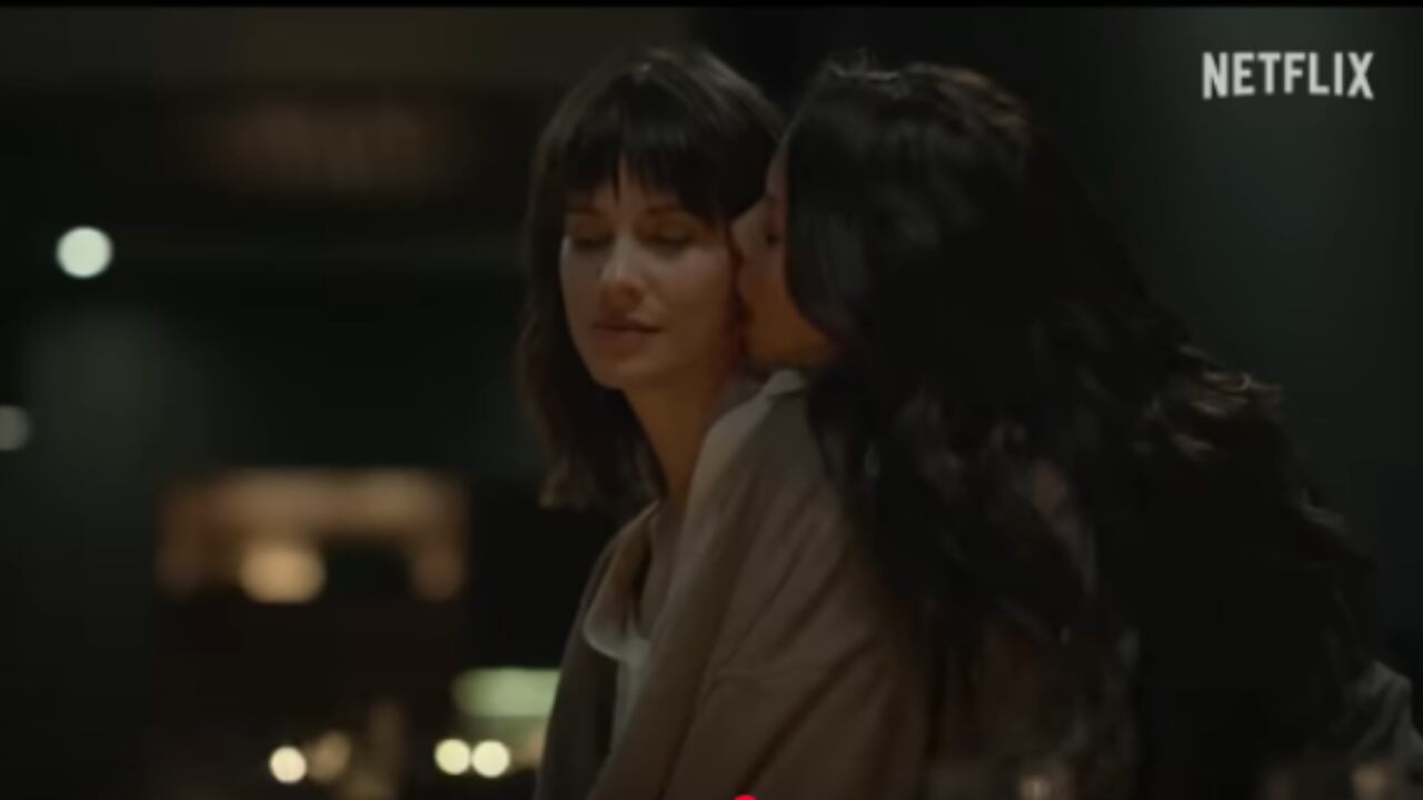 Laura Londoño y Carmen Villalobos en 'La huésped', de Netflix.