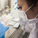 investigadores laboratorio trabajo