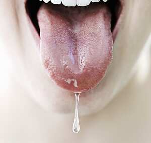 Lengua de mujer, goteo, con, saliva, primer plano