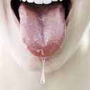 Lengua de mujer, goteo, con, saliva, primer plano