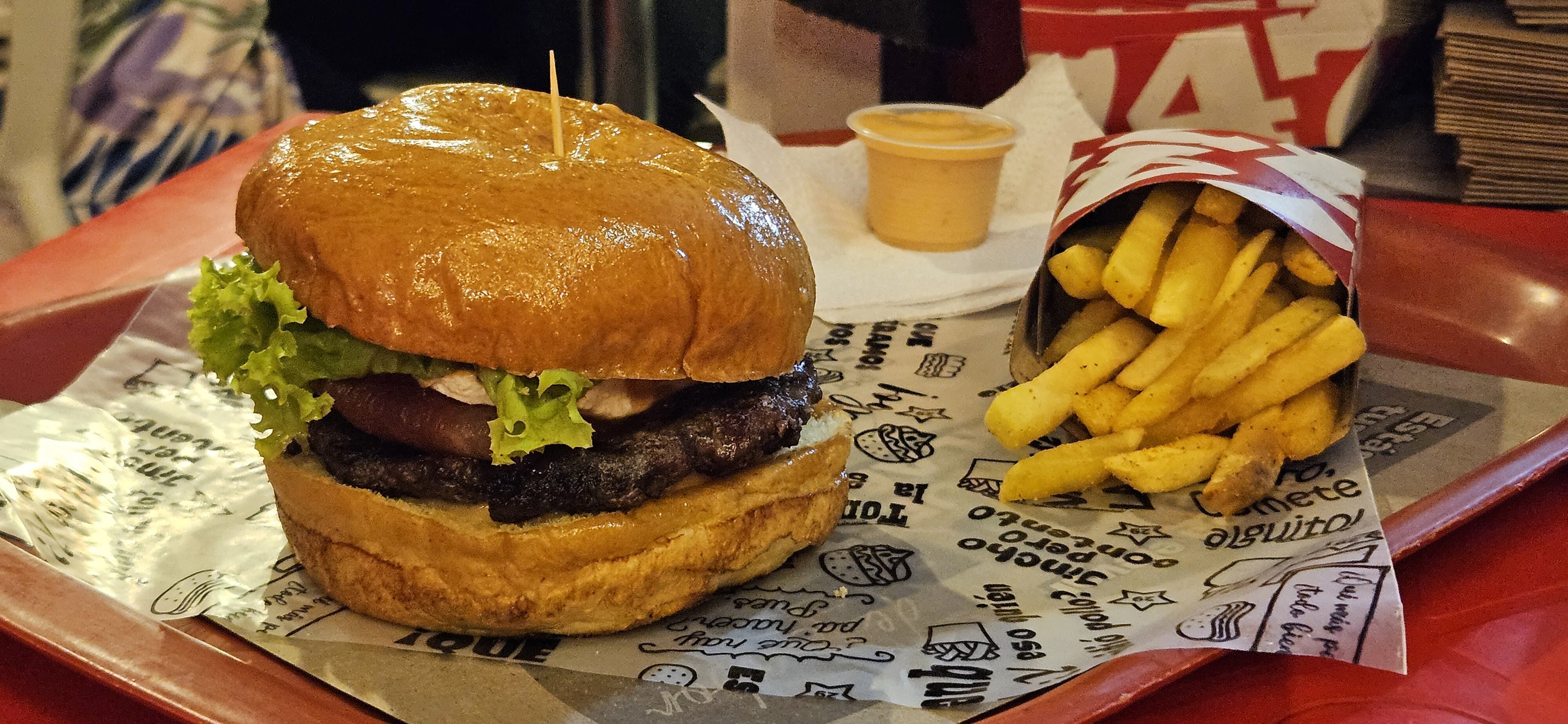 Para todos los gustos hay. Las hamburguesas preferidas por los caleños tienen gran variedad de sabores, tanto salados como dulces. E incluyen productos que los cautivan, como el chicharrón o la cebolla caramelizada.