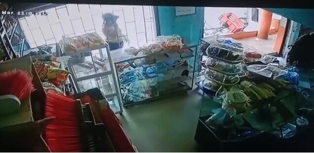 La mujer llegó hasta el local y fue grabada por la cámara de seguridad