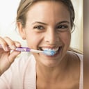 Expertos en la salud oral recomiendan cambiar el cepillo de dientes cada 3 meses, aunque hay factores que pueden hacer que este tiempo sea más corto. Foto: Gettyimages.