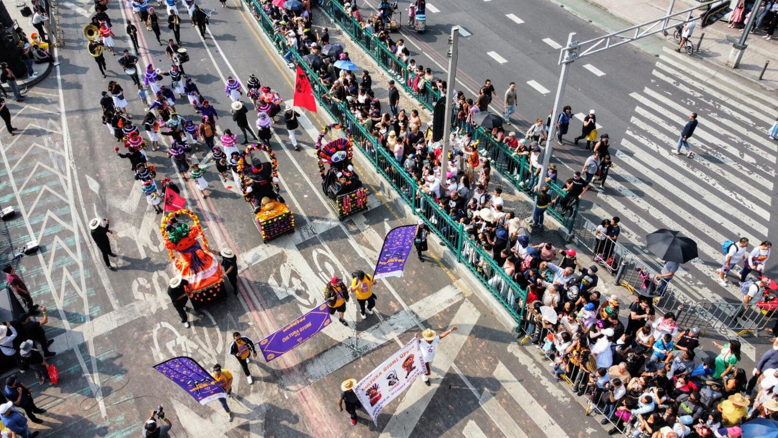 Con más de 5,800 personas en escena, el desfile celebró la vida y memoria de los seres queridos fallecidos.