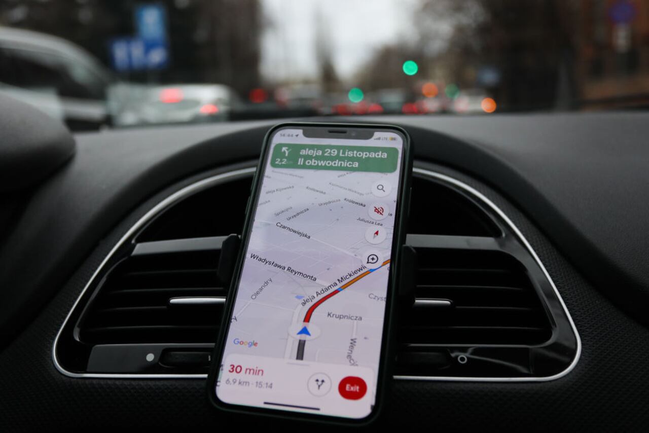 ¿A punto de quedar sin gasolina y pensando en ahorrar? Aprenda a encontrar la bomba de combustible más económica utilizando Google Maps.