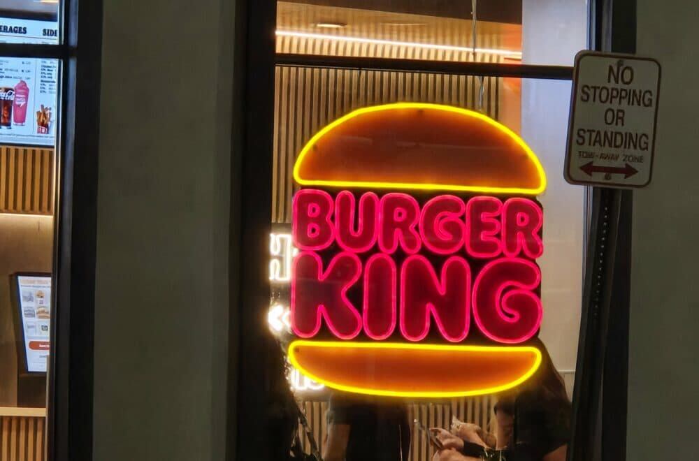 Testigos relatan que el incidente comenzó de manera aparentemente trivial: un grupo instaló cámaras y equipos para grabar sin advertir a quienes estaban en el local.