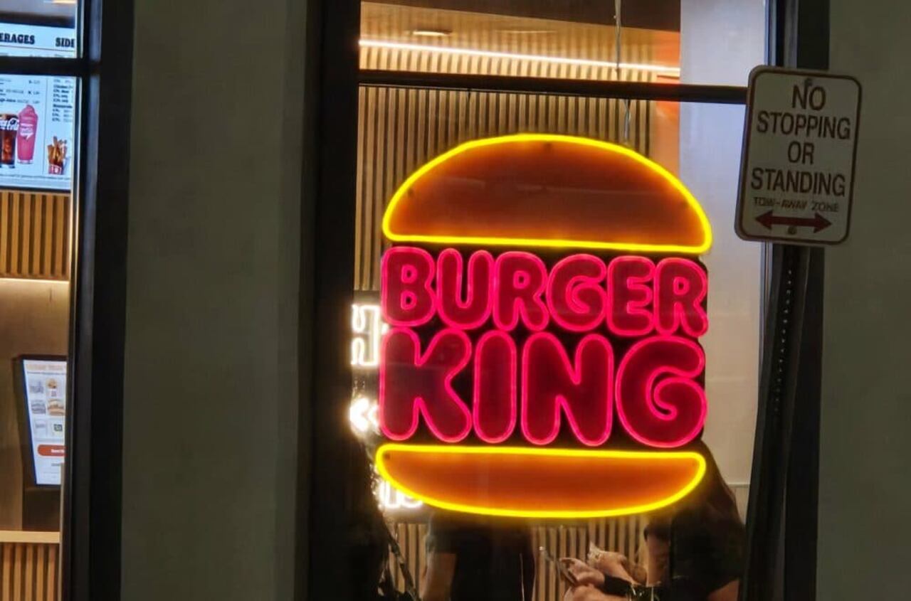 Testigos relatan que el incidente comenzó de manera aparentemente trivial: un grupo instaló cámaras y equipos para grabar sin advertir a quienes estaban en el local.