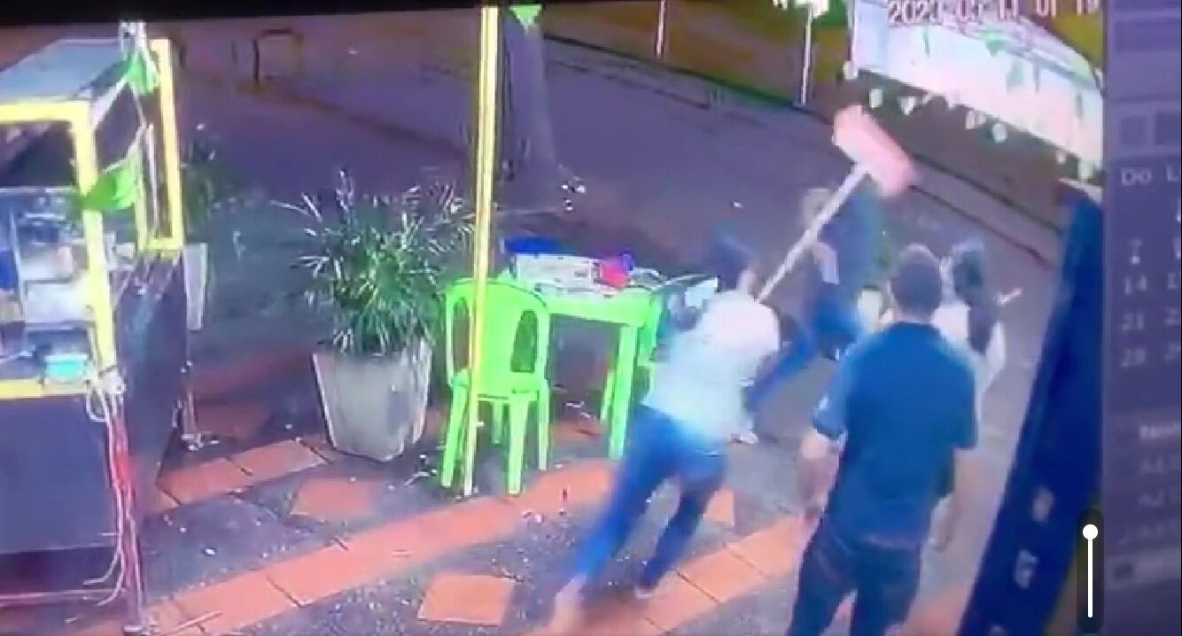La mujer golpeó al hombre con una escoba y el sujeto le disparó en dos ocasiones